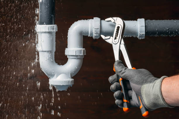 Professional Emergency Plumber technician working in Dennis, TX